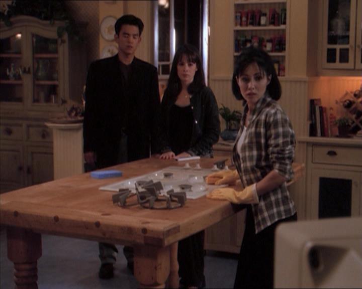 Charmed-Online_dot_net-1x04DeadManDating1465.jpg