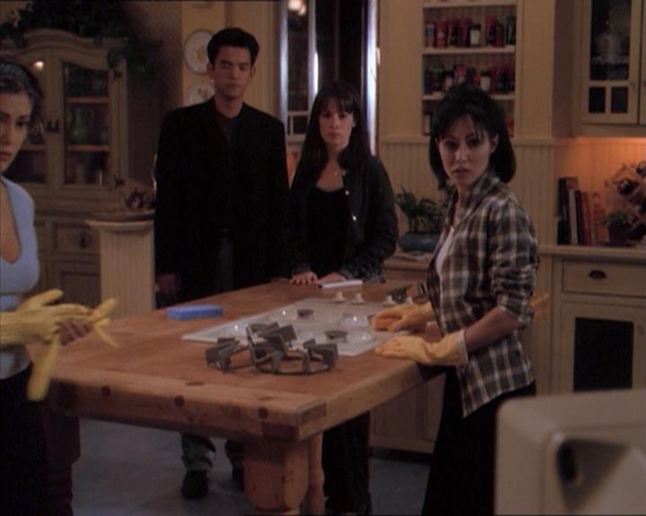 Charmed-Online_dot_net-1x04DeadManDating1466.jpg