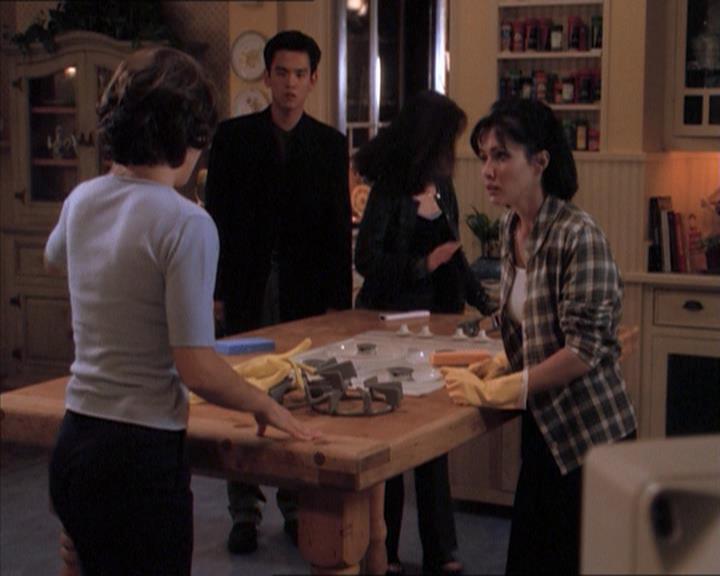 Charmed-Online_dot_net-1x04DeadManDating1501.jpg Charmed-Online_dot_net-1x04DeadManDating1501.jpg