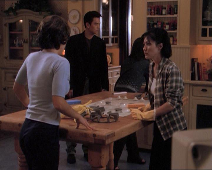 Charmed-Online_dot_net-1x04DeadManDating1502.jpg Charmed-Online_dot_net-1x04DeadManDating1502.jpg