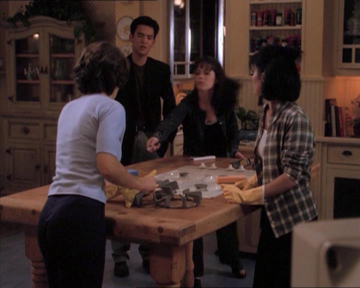 Charmed-Online_dot_net-1x04DeadManDating1503.jpg Charmed-Online_dot_net-1x04DeadManDating1503.jpg