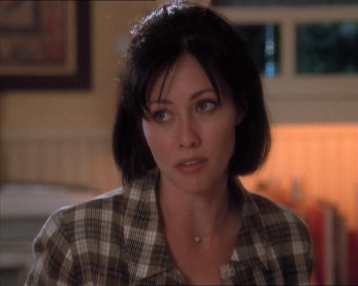 Charmed-Online_dot_net-1x04DeadManDating1508.jpg Charmed-Online_dot_net-1x04DeadManDating1508.jpg