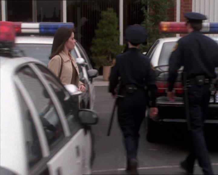 Charmed-Online_dot_net-1x04DeadManDating1610.jpg Charmed-Online_dot_net-1x04DeadManDating1610.jpg