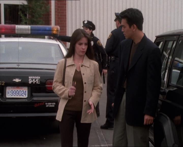 Charmed-Online_dot_net-1x04DeadManDating1613.jpg Charmed-Online_dot_net-1x04DeadManDating1613.jpg