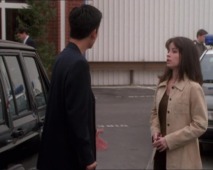 Charmed-Online_dot_net-1x04DeadManDating1626.jpg Charmed-Online_dot_net-1x04DeadManDating1626.jpg