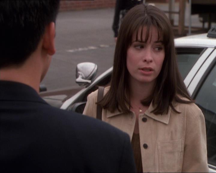 Charmed-Online_dot_net-1x04DeadManDating1636.jpg Charmed-Online_dot_net-1x04DeadManDating1636.jpg