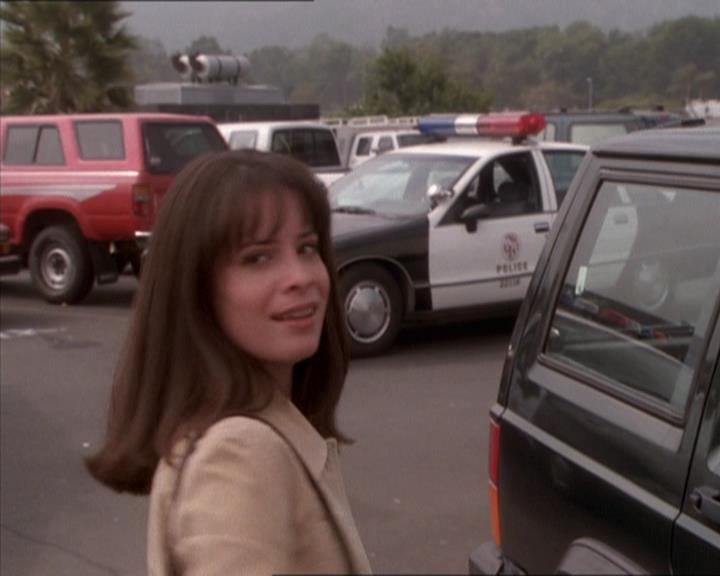 Charmed-Online_dot_net-1x04DeadManDating1656.jpg Charmed-Online_dot_net-1x04DeadManDating1656.jpg