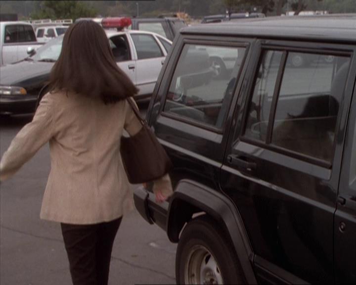 Charmed-Online_dot_net-1x04DeadManDating1719.jpg Charmed-Online_dot_net-1x04DeadManDating1719.jpg