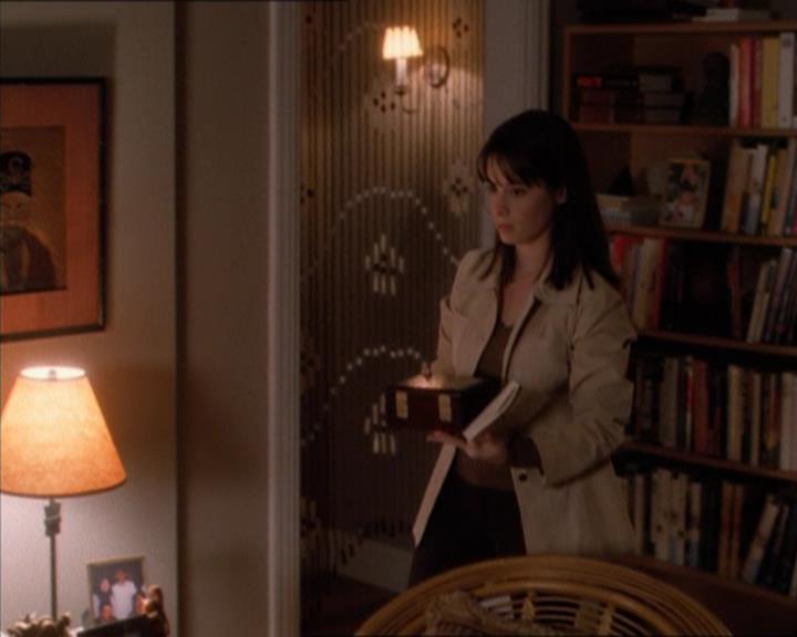 Charmed-Online_dot_net-1x04DeadManDating1824.jpg