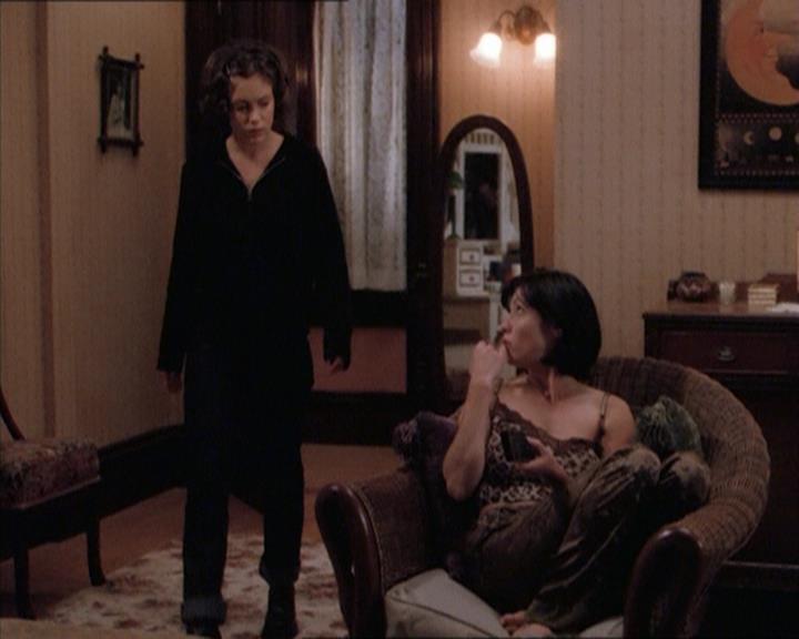 Charmed-Online_dot_net-1x04DeadManDating1887.jpg