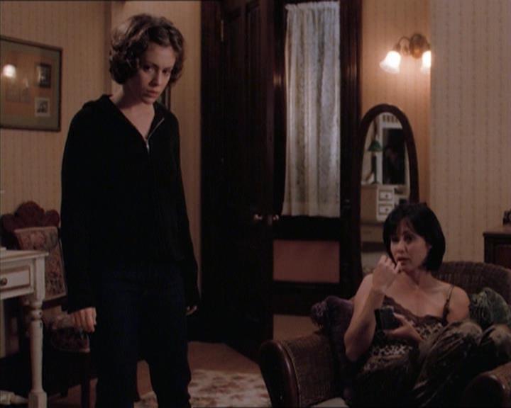 Charmed-Online_dot_net-1x04DeadManDating1888.jpg
