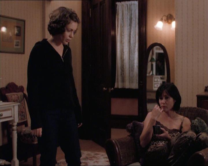 Charmed-Online_dot_net-1x04DeadManDating1889.jpg