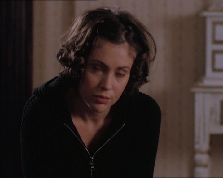 Charmed-Online_dot_net-1x04DeadManDating1940.jpg