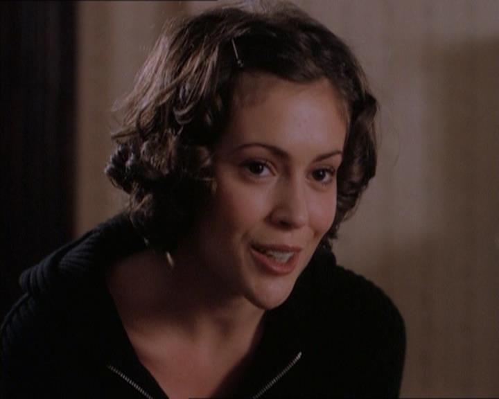 Charmed-Online_dot_net-1x04DeadManDating1942.jpg