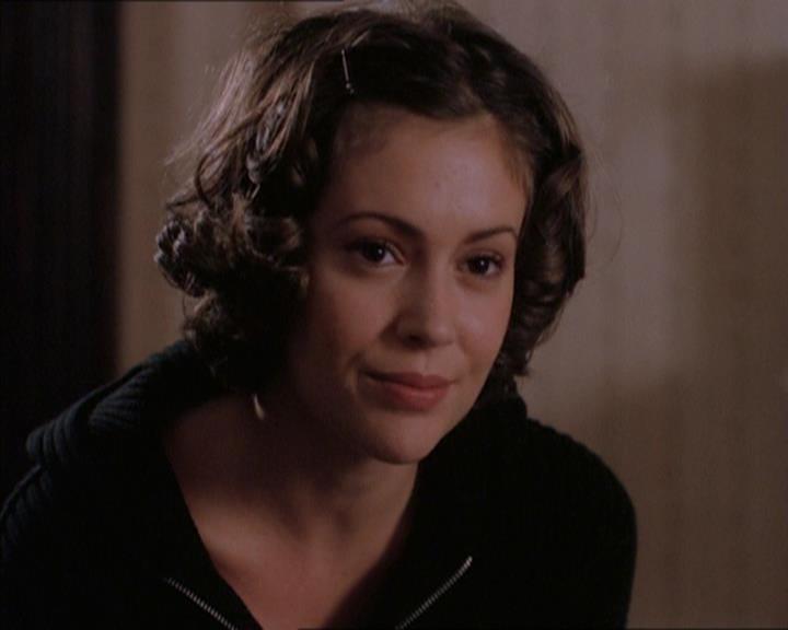 Charmed-Online_dot_net-1x04DeadManDating1944.jpg