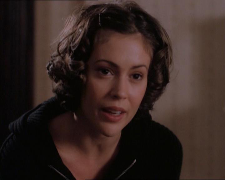 Charmed-Online_dot_net-1x04DeadManDating1945.jpg