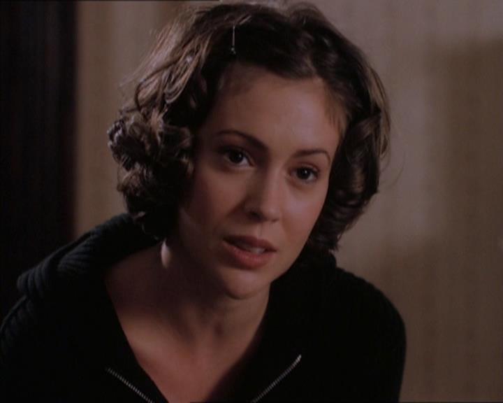 Charmed-Online_dot_net-1x04DeadManDating1946.jpg