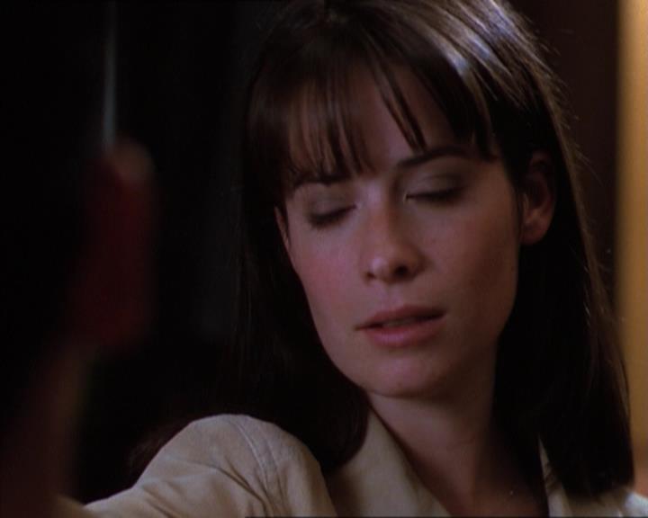Charmed-Online_dot_net-1x04DeadManDating1991.jpg Charmed-Online_dot_net-1x04DeadManDating1991.jpg