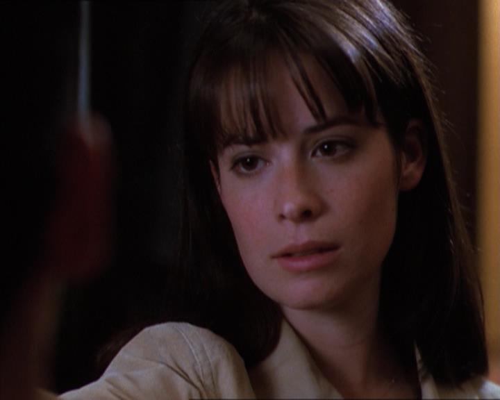 Charmed-Online_dot_net-1x04DeadManDating1992.jpg Charmed-Online_dot_net-1x04DeadManDating1992.jpg