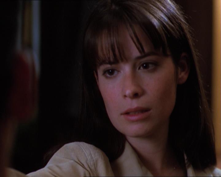 Charmed-Online_dot_net-1x04DeadManDating1993.jpg Charmed-Online_dot_net-1x04DeadManDating1993.jpg