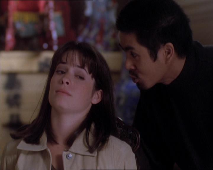 Charmed-Online_dot_net-1x04DeadManDating2067.jpg Charmed-Online_dot_net-1x04DeadManDating2067.jpg