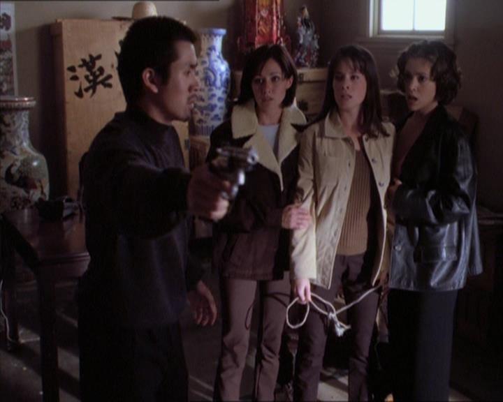 Charmed-Online_dot_net-1x04DeadManDating2127.jpg Charmed-Online_dot_net-1x04DeadManDating2127.jpg