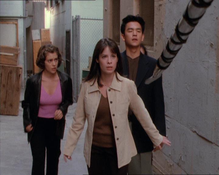 Charmed-Online_dot_net-1x04DeadManDating2234.jpg
