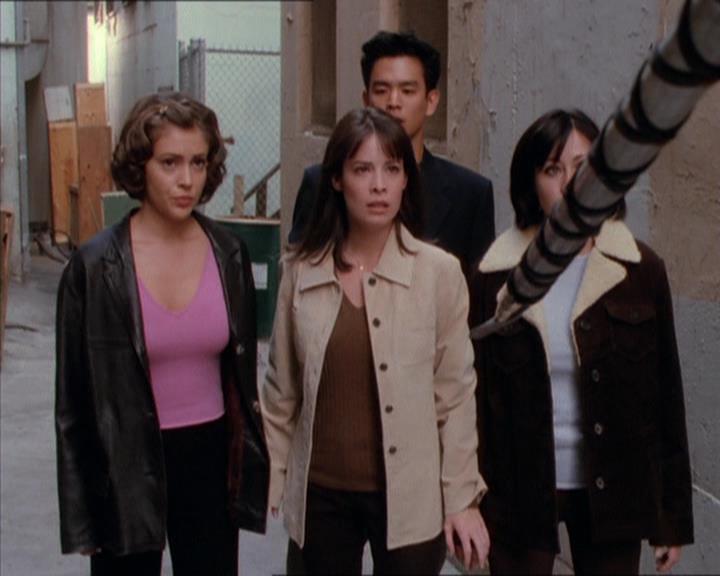 Charmed-Online_dot_net-1x04DeadManDating2236.jpg Charmed-Online_dot_net-1x04DeadManDating2236.jpg