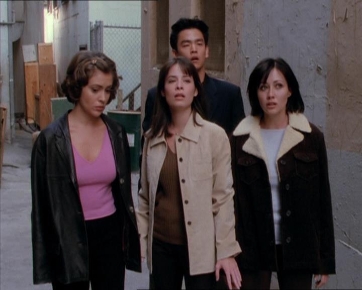 Charmed-Online_dot_net-1x04DeadManDating2246.jpg