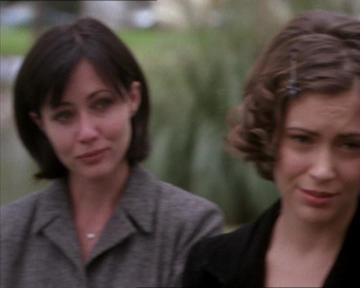 Charmed-Online_dot_net-1x04DeadManDating2298.jpg Charmed-Online_dot_net-1x04DeadManDating2298.jpg