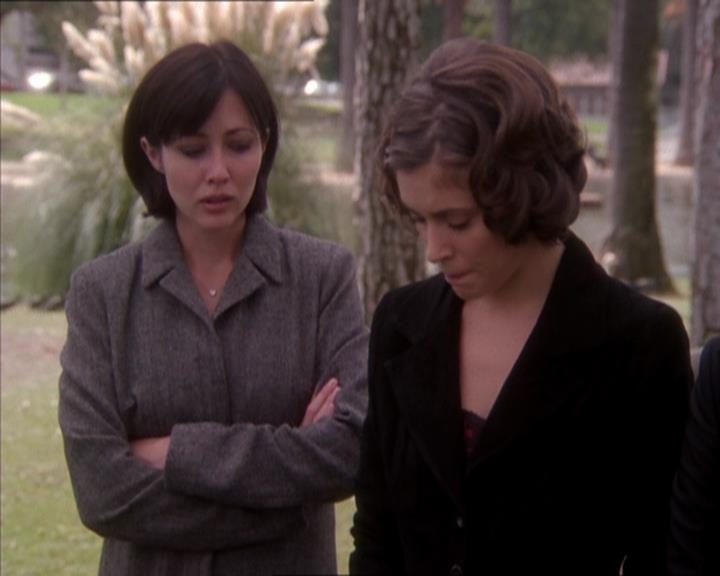Charmed-Online_dot_net-1x04DeadManDating2317.jpg Charmed-Online_dot_net-1x04DeadManDating2317.jpg
