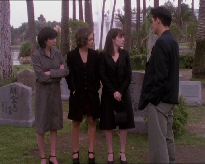 Charmed-Online_dot_net-1x04DeadManDating2331.jpg Charmed-Online_dot_net-1x04DeadManDating2331.jpg