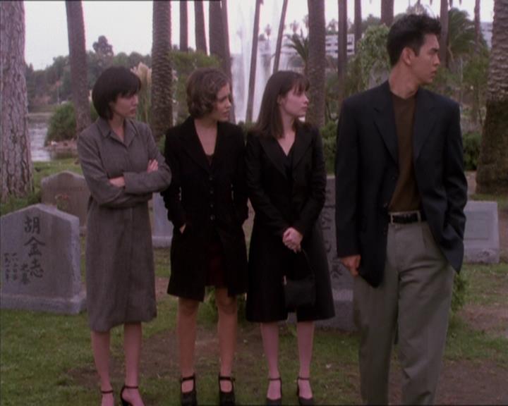 Charmed-Online_dot_net-1x04DeadManDating2332.jpg Charmed-Online_dot_net-1x04DeadManDating2332.jpg