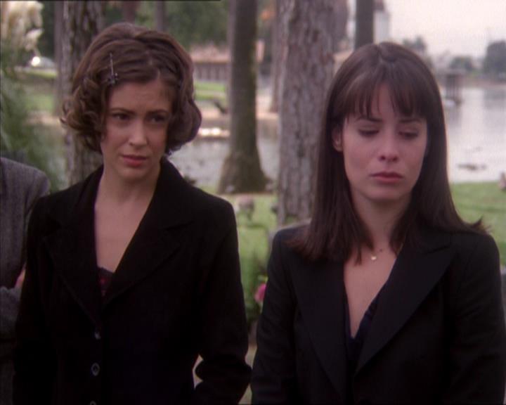 Charmed-Online_dot_net-1x04DeadManDating2354.jpg Charmed-Online_dot_net-1x04DeadManDating2354.jpg