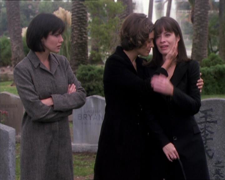 Charmed-Online_dot_net-1x04DeadManDating2368.jpg Charmed-Online_dot_net-1x04DeadManDating2368.jpg