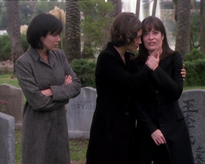 Charmed-Online_dot_net-1x04DeadManDating2370.jpg Charmed-Online_dot_net-1x04DeadManDating2370.jpg