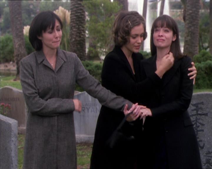Charmed-Online_dot_net-1x04DeadManDating2374.jpg Charmed-Online_dot_net-1x04DeadManDating2374.jpg
