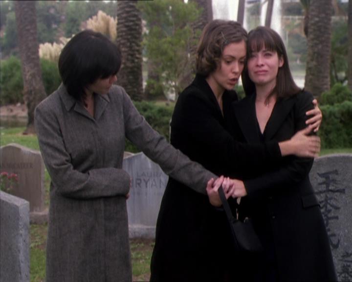 Charmed-Online_dot_net-1x04DeadManDating2375.jpg Charmed-Online_dot_net-1x04DeadManDating2375.jpg