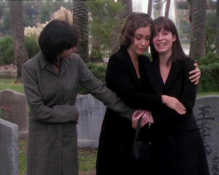 Charmed-Online_dot_net-1x04DeadManDating2376.jpg Charmed-Online_dot_net-1x04DeadManDating2376.jpg