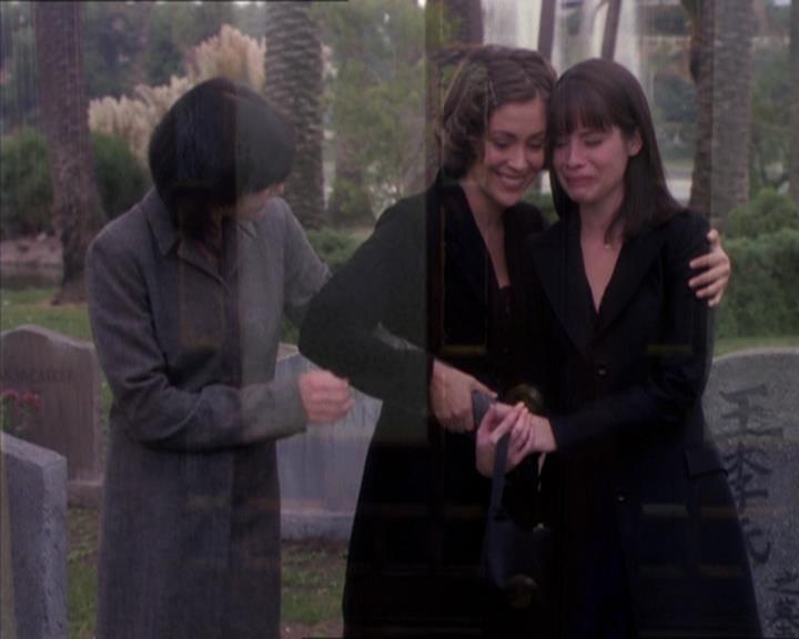 Charmed-Online_dot_net-1x04DeadManDating2377.jpg Charmed-Online_dot_net-1x04DeadManDating2377.jpg