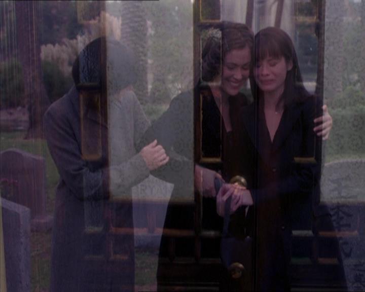 Charmed-Online_dot_net-1x04DeadManDating2378.jpg Charmed-Online_dot_net-1x04DeadManDating2378.jpg