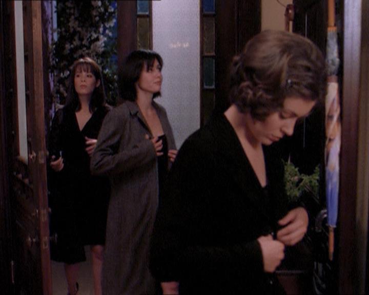 Charmed-Online_dot_net-1x04DeadManDating2382.jpg Charmed-Online_dot_net-1x04DeadManDating2382.jpg