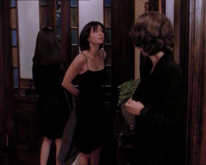 Charmed-Online_dot_net-1x04DeadManDating2384.jpg Charmed-Online_dot_net-1x04DeadManDating2384.jpg