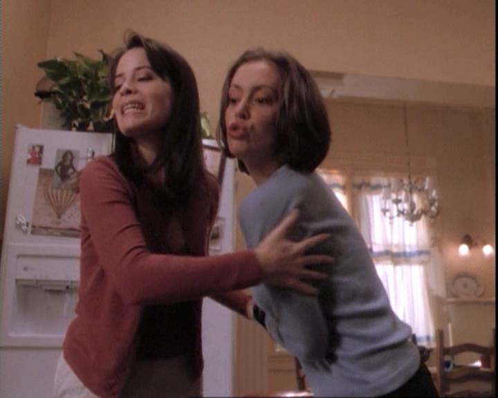 Charmed-Online-dot-net_109TheWitchIsBack0428.jpg Charmed-Online-dot-net_109TheWitchIsBack0428.jpg