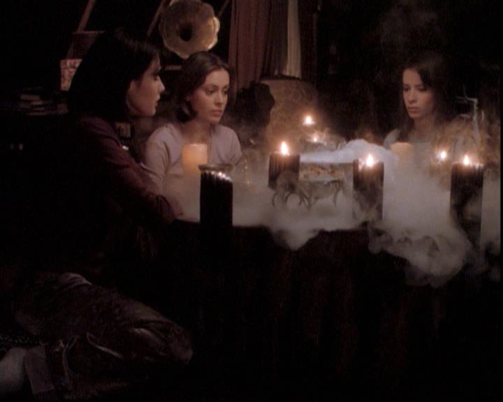 Charmed-Online-dot-net_109TheWitchIsBack0965.jpg