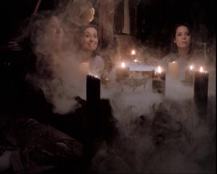 Charmed-Online-dot-net_109TheWitchIsBack0979.jpg