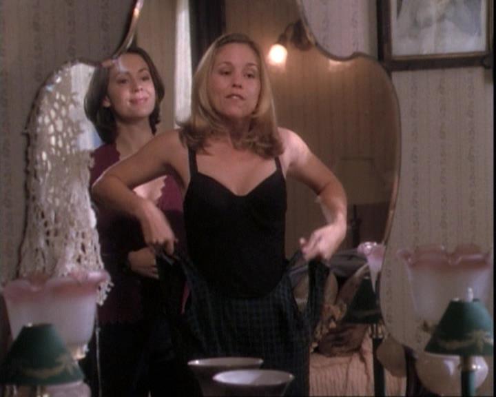 Charmed-Online-dot-net_109TheWitchIsBack1008.jpg