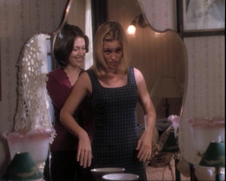 Charmed-Online-dot-net_109TheWitchIsBack1017.jpg