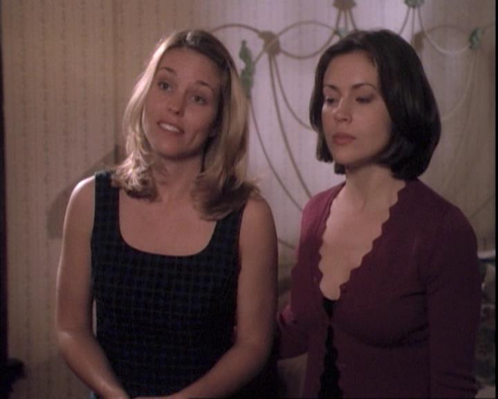 Charmed-Online-dot-net_109TheWitchIsBack1047.jpg