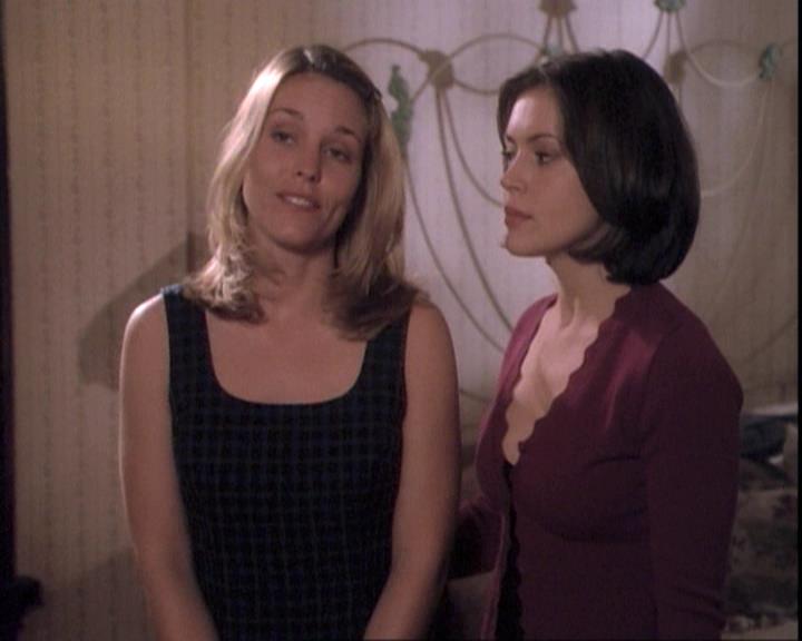 Charmed-Online-dot-net_109TheWitchIsBack1048.jpg